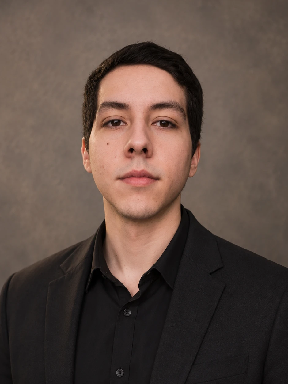 Retrato de Issam Jiménez con traje oscuro
